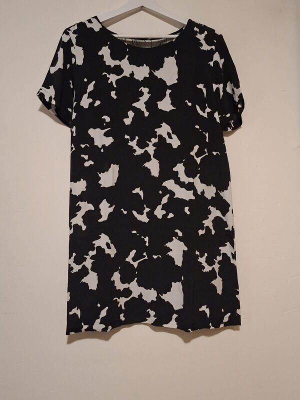 20251210_224014 Zwart-Wit Mini Jurkje Pepe Jeans Koeienprint Kant Achterzijde Maat M