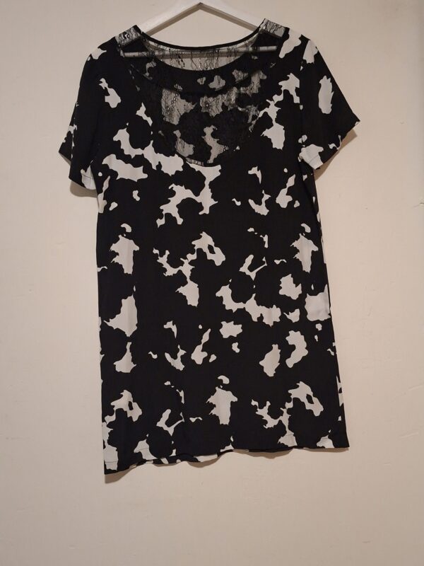 20251210_224028 Zwart-Wit Mini Jurkje Pepe Jeans Koeienprint Kant Achterzijde Maat M