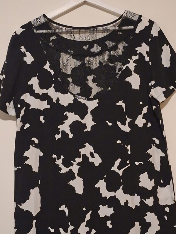 20251210_224034 Zwart-Wit Mini Jurkje Pepe Jeans Koeienprint Kant Achterzijde Maat M