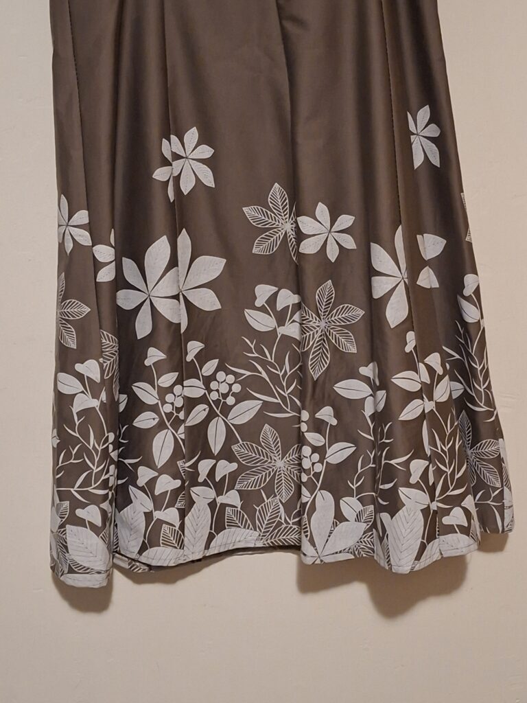 20251210_224951 Taupe Jurk Bloemenprint Bandjes Gesp Detail Knielengte Maat S