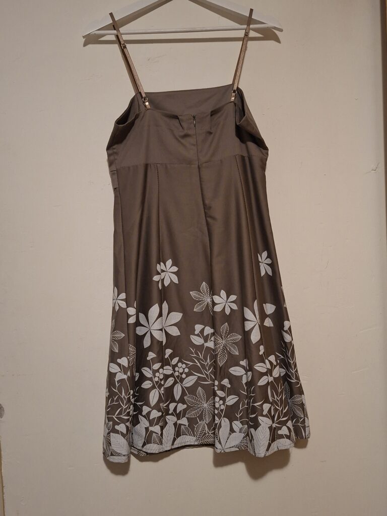 20251210_225000 Taupe Jurk Bloemenprint Bandjes Gesp Detail Knielengte Maat S