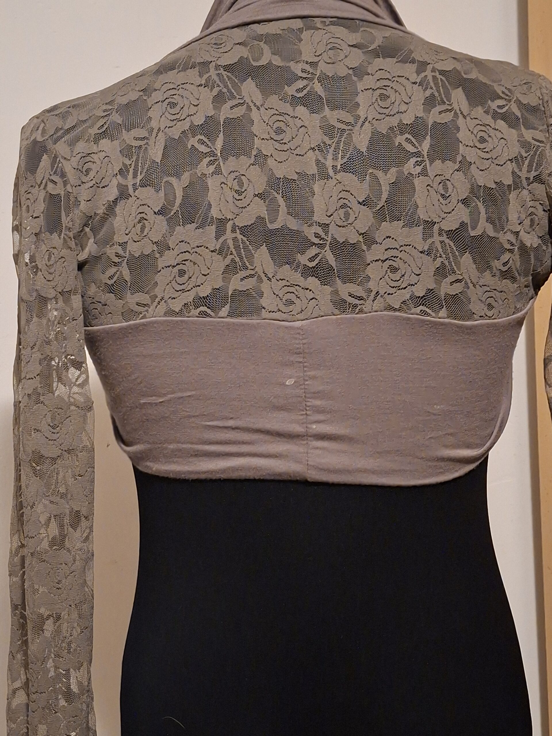 Taupe Bolero Jasje met Kant Rozenpatroon Elegant Maat S/M - Afbeelding 2