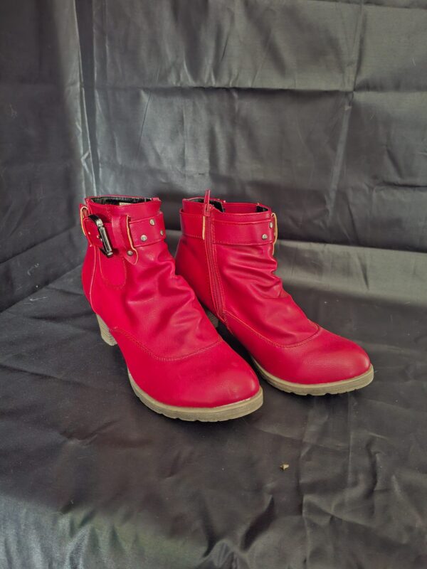 20251219_111714 Enkellaarzen Rood Bonprix Gesp Detail Blokhak Maat 39