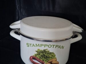 Vintage Stamppotpan Emaille BK Enamel Cookware Wit met Deksel
