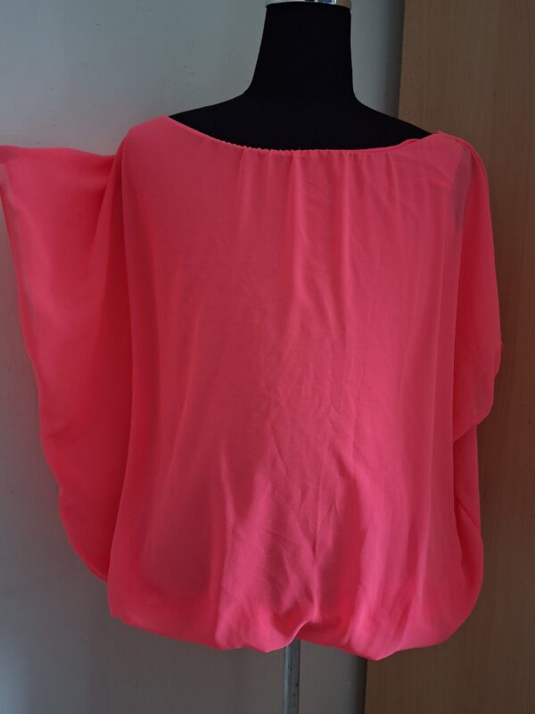 20251219_113943 Opvallende Fluor Roze Off-Shoulder Top Made in Italy Maat L