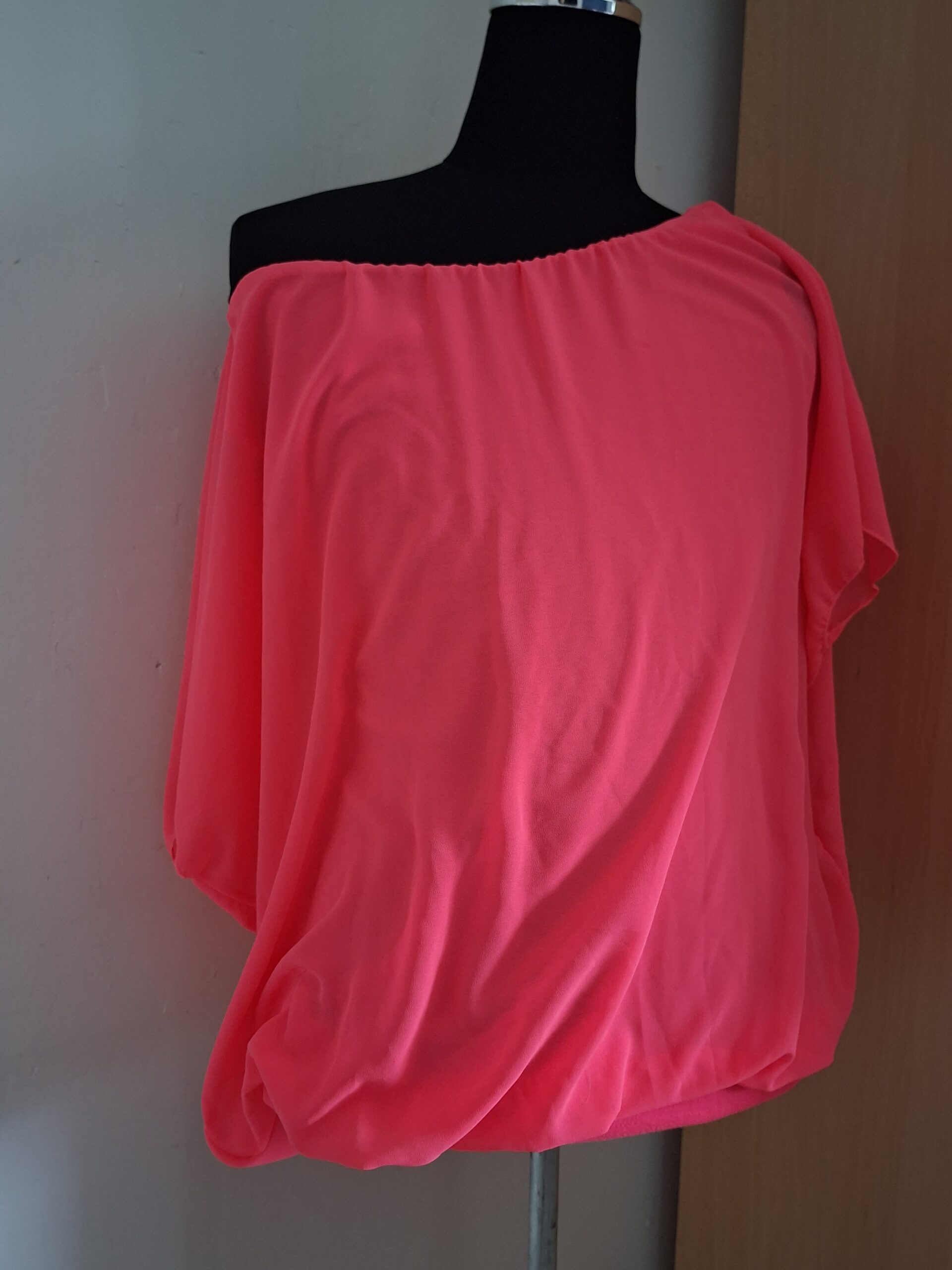 20251219_113952 Opvallende Fluor Roze Off-Shoulder Top Made in Italy Maat L