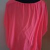 20251219_114008 Opvallende Fluor Roze Off-Shoulder Top Made in Italy Maat L