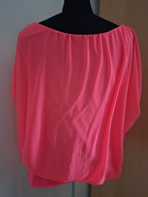 20251219_114008 Opvallende Fluor Roze Off-Shoulder Top Made in Italy Maat L