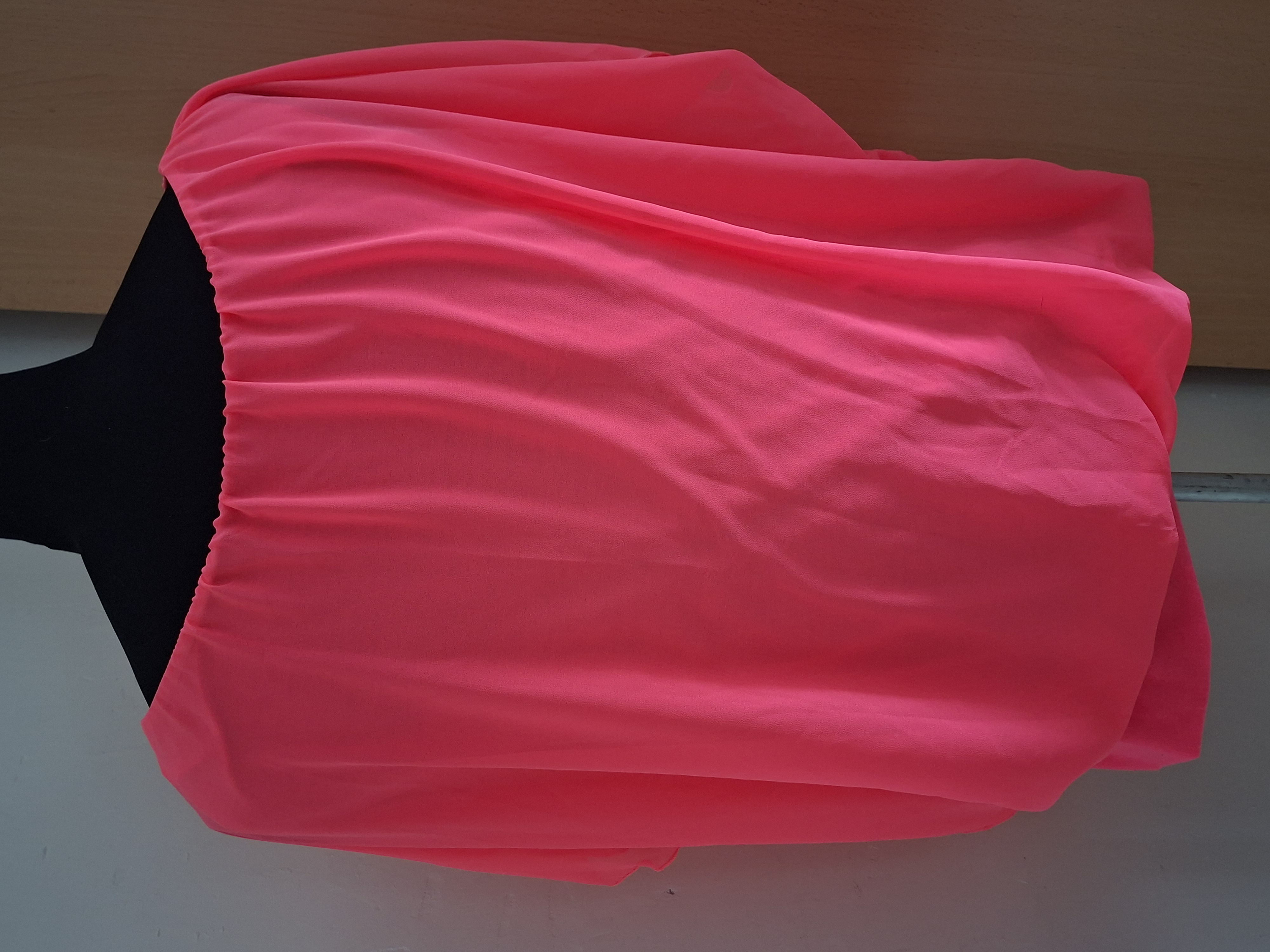 Opvallende Fluor Roze Off-Shoulder Top Made in Italy Maat L