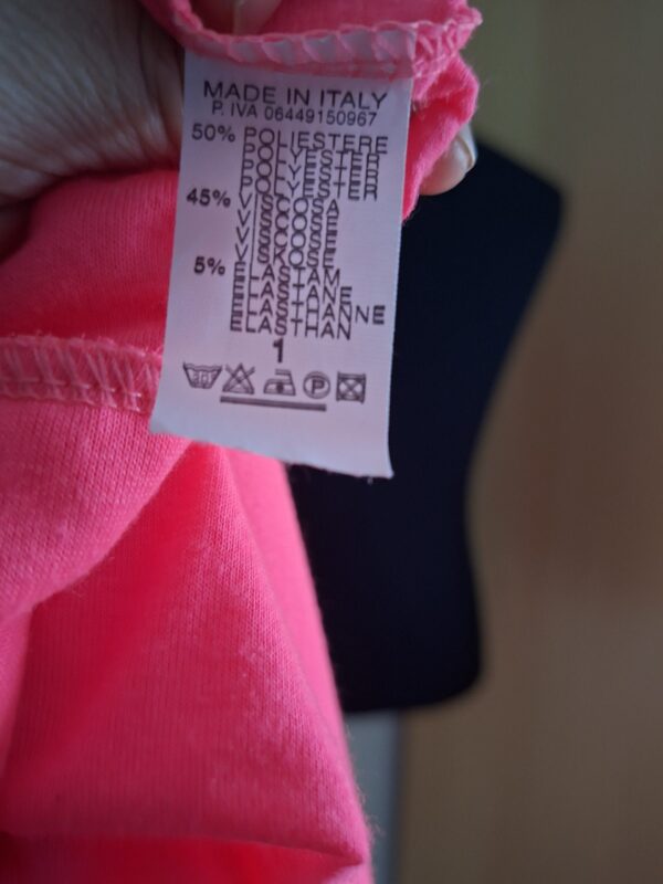 20251219_114057 Opvallende Fluor Roze Off-Shoulder Top Made in Italy Maat L