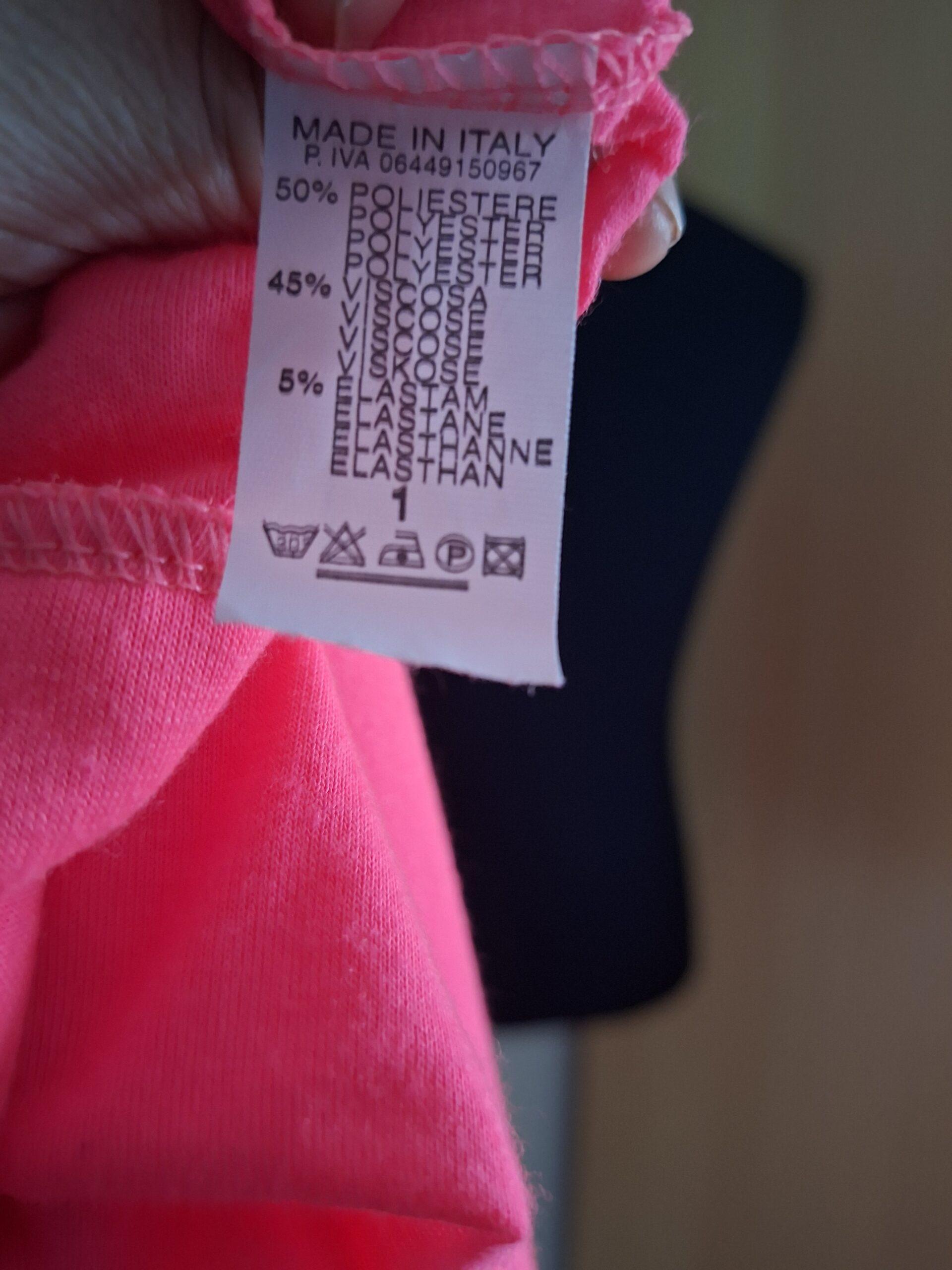 20251219_114057 Opvallende Fluor Roze Off-Shoulder Top Made in Italy Maat L