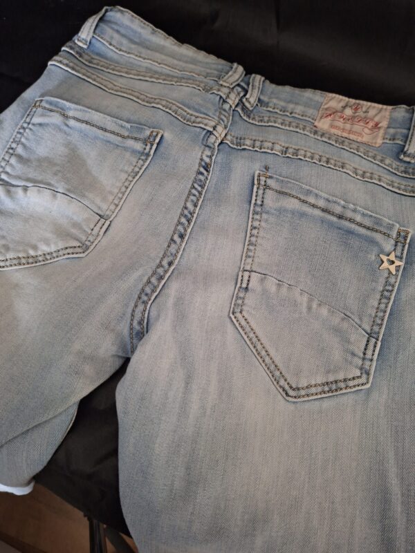 Lichtblauwe Capri Jeans Jewelly met Knoopsluiting Maat 40
