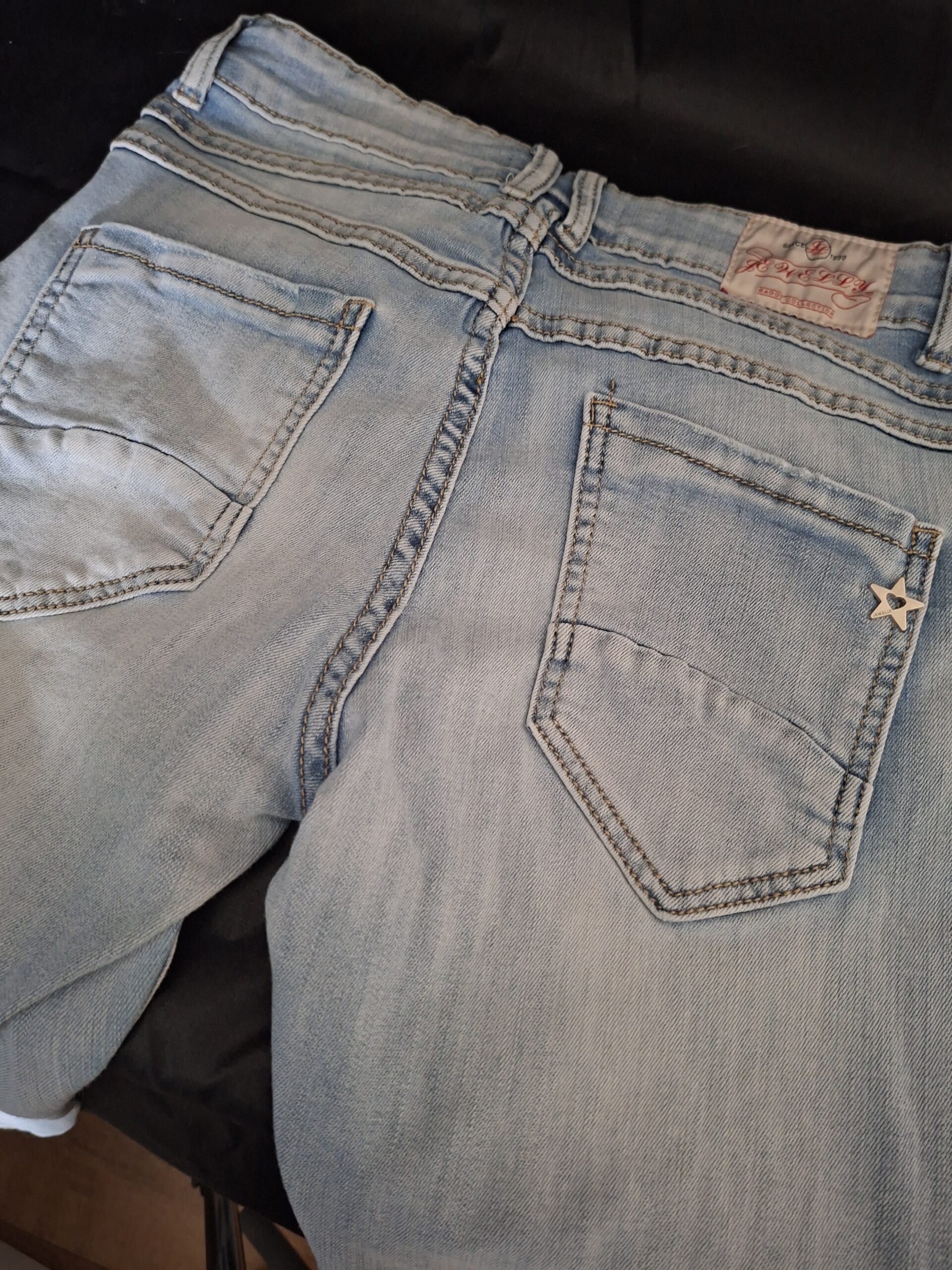 Lichtblauwe Capri Jeans Jewelly met Knoopsluiting Maat 40