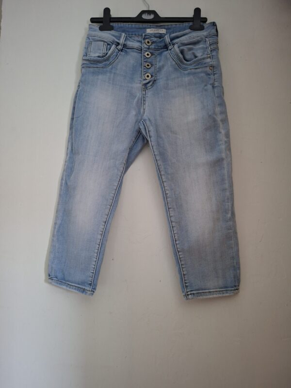 20251219_115136 Lichtblauwe Capri Jeans Jewelly met Knoopsluiting Maat 40