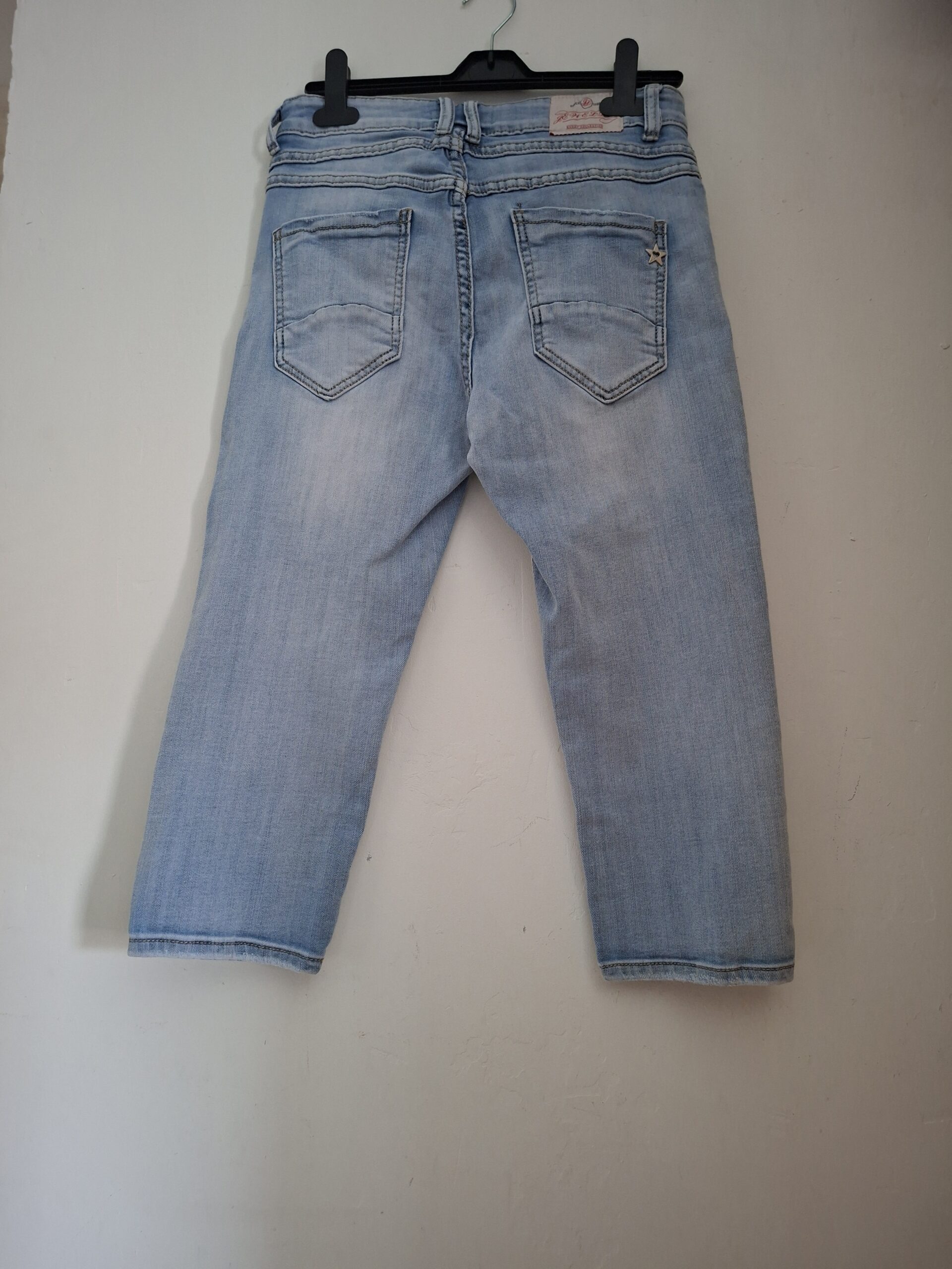 Lichtblauwe Capri Jeans Jewelly met Knoopsluiting Maat 40 - Afbeelding 2