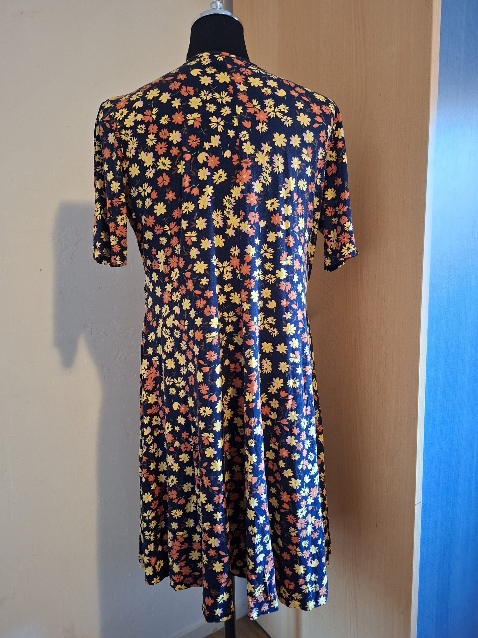 Jurk Donkerblauw Bloemenprint Bodyflirt Overslag Maat 48/50 - Afbeelding 4