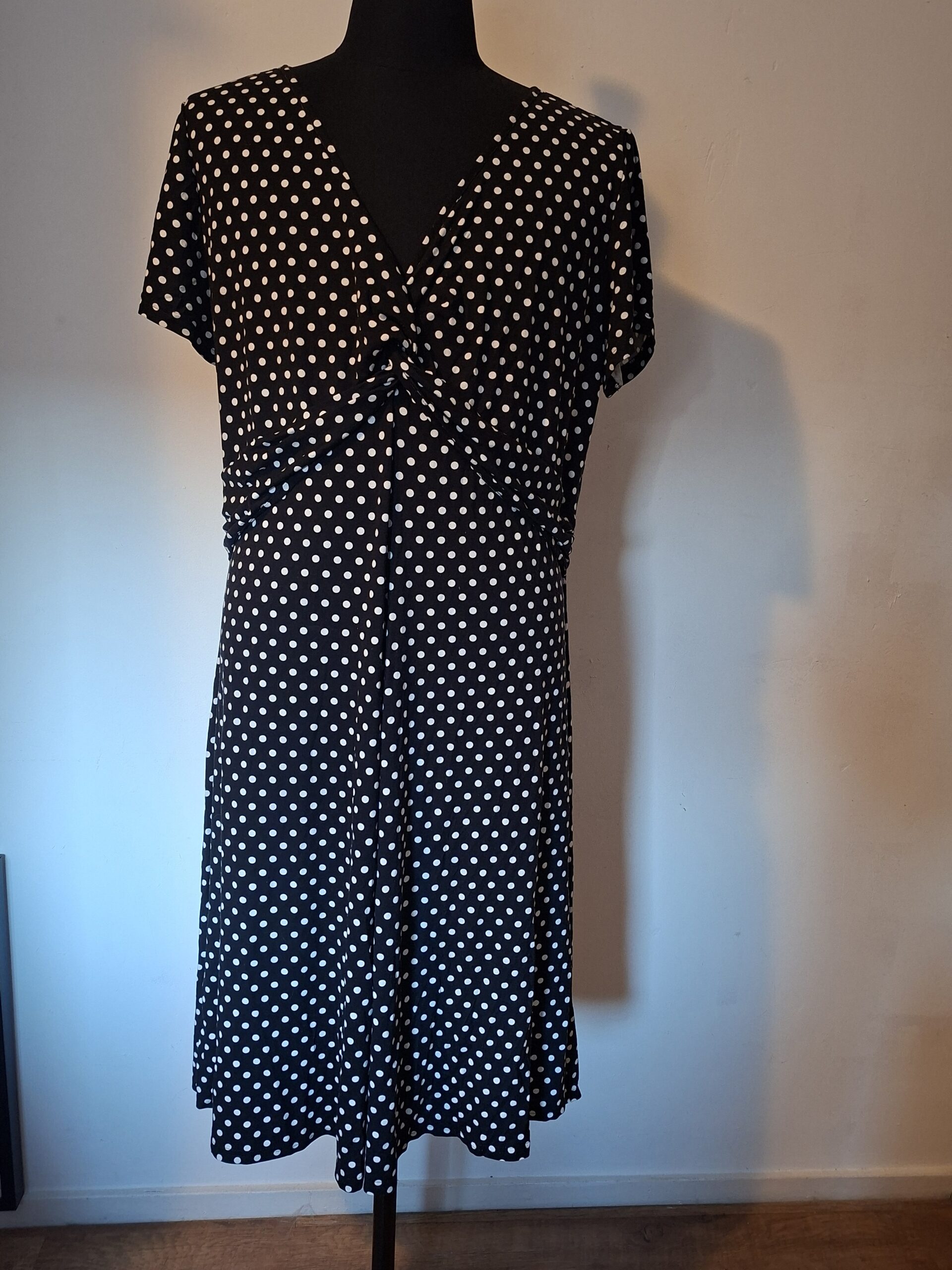 Jurk Zwart Wit Stippen Bodyflirt Maat 48/50