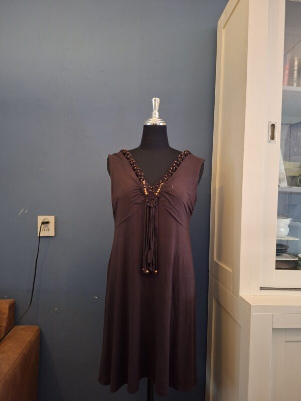 B&C Connections Jurk Taupe Kralendetail Maat 46