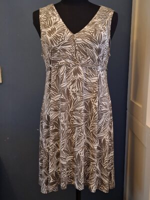 20260115_160215 Miss Etam Jurk Bladprint Beige Bruin V-Hals Maat 40/42