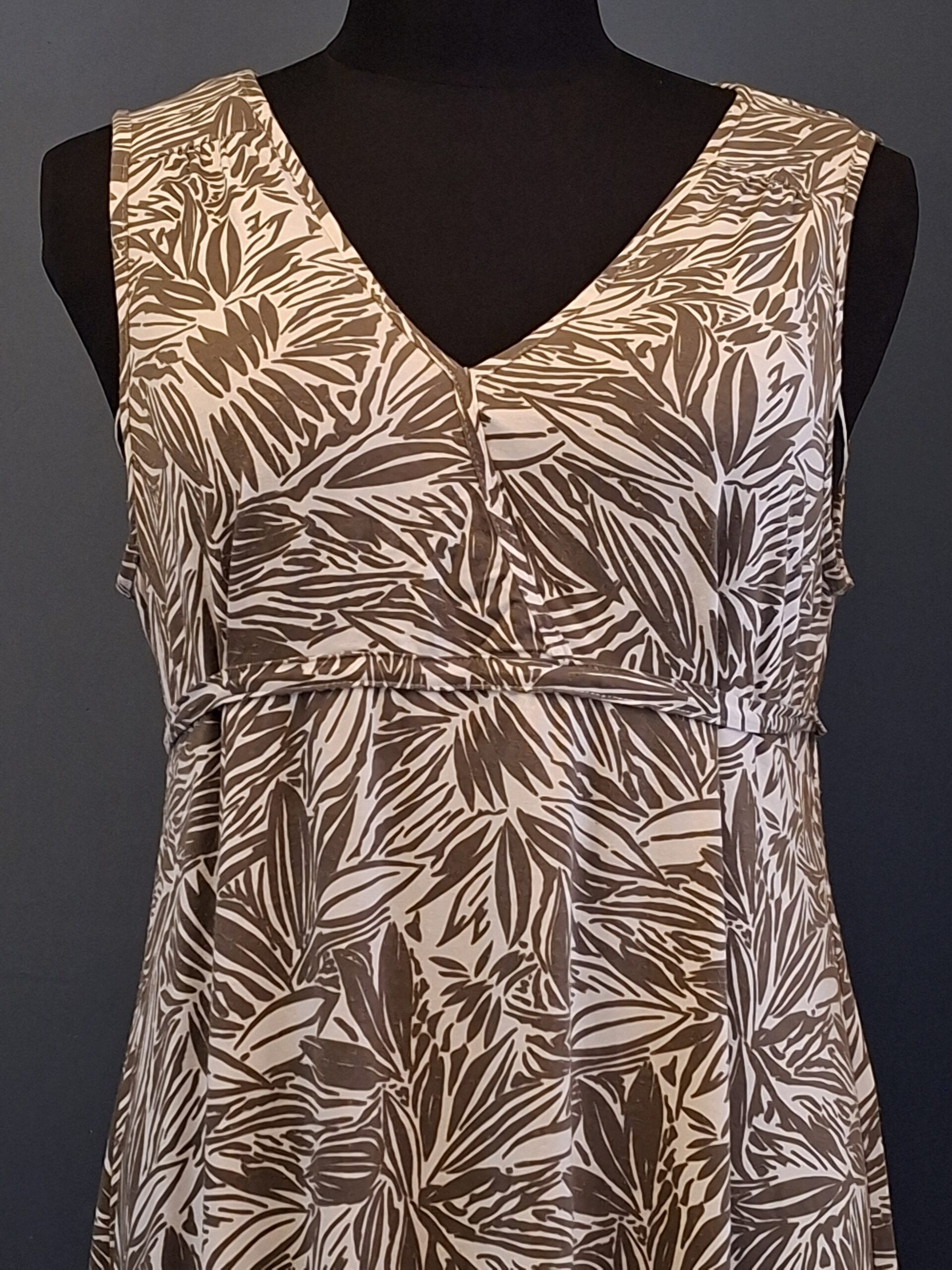 20260115_160225 Miss Etam Jurk Bladprint Beige Bruin V-Hals Maat 40/42