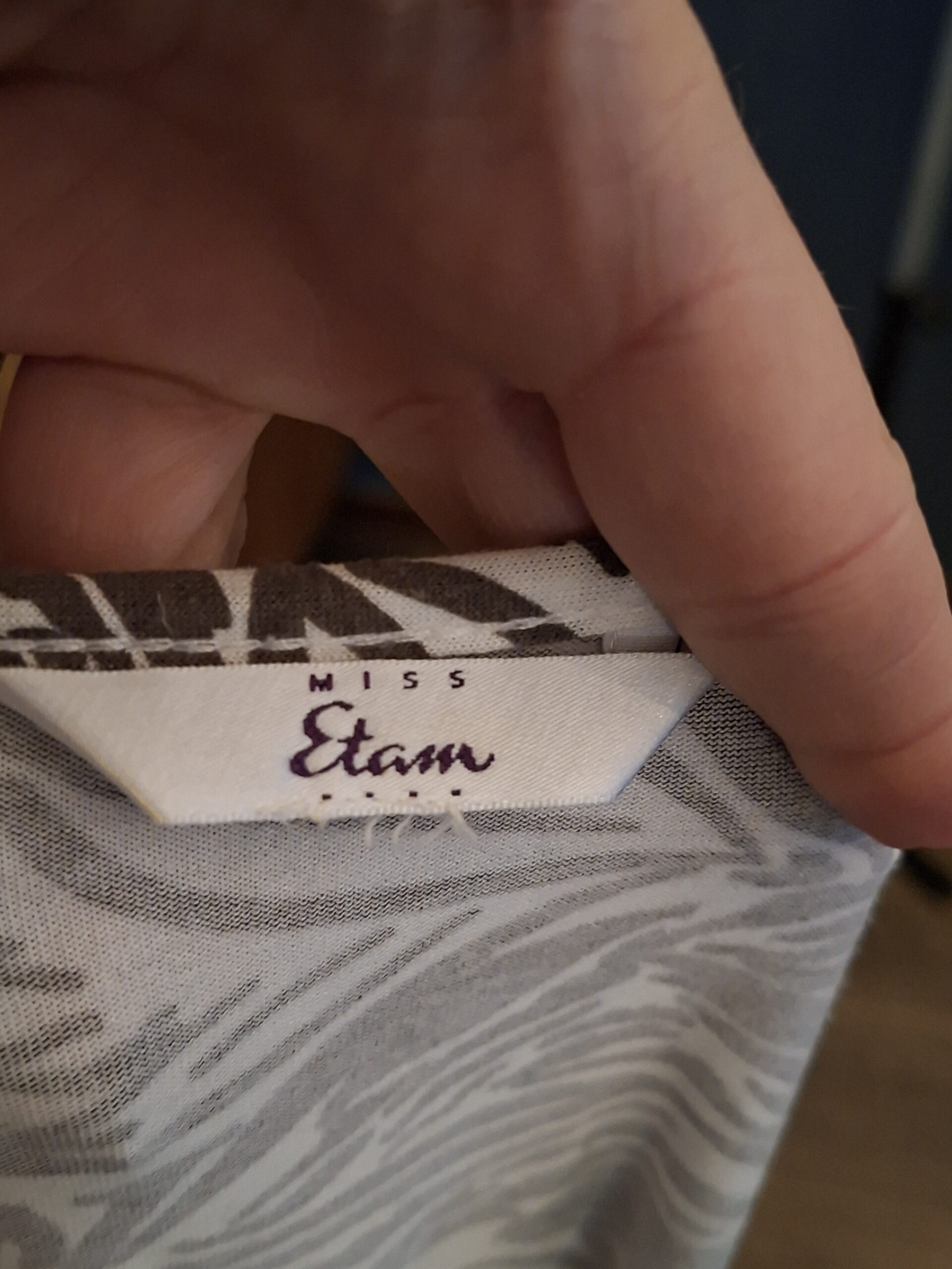 20260115_164006 Miss Etam Jurk Bladprint Beige Bruin V-Hals Maat 40/42