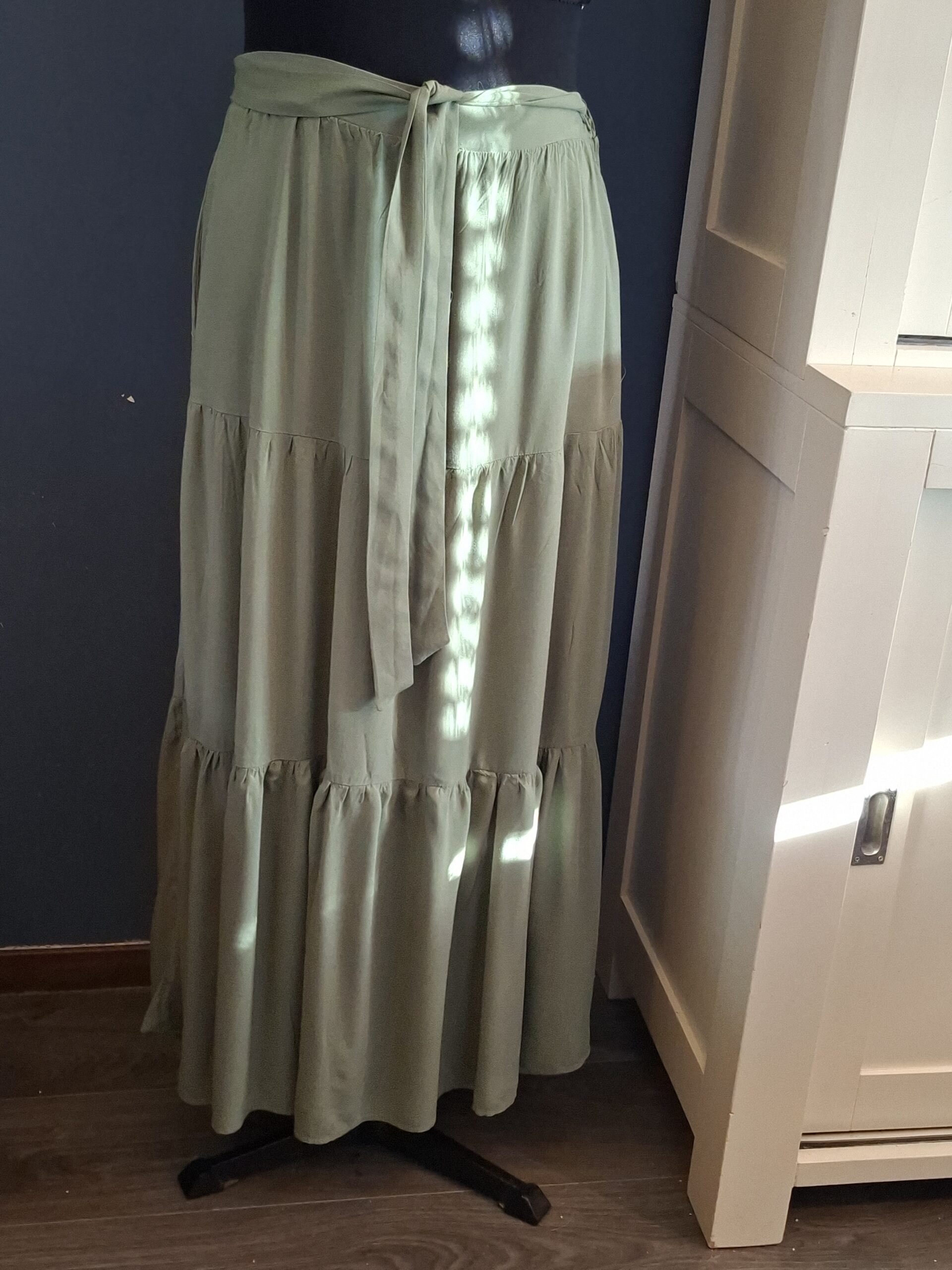 Amisu Maxi Rok Olijfgroen Strikceintuur Maat 44