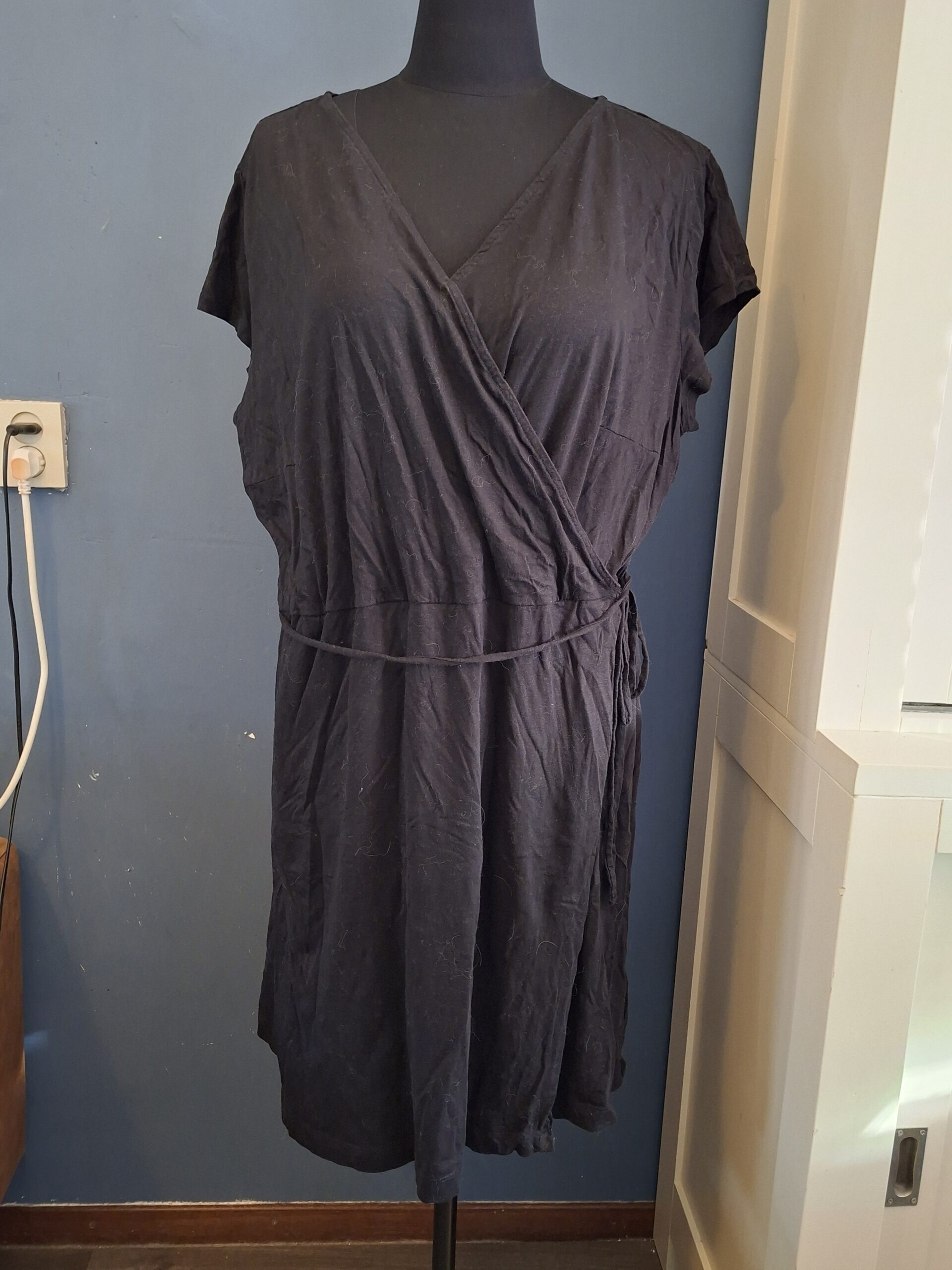 H&M Jurk Zwart Wikkel V-Hals Ceintuur Maat 4XL