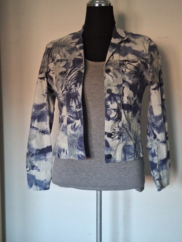 20260120_153625 Voglia denim jasje met tropische print blauw/groen - maat 38 (56.)