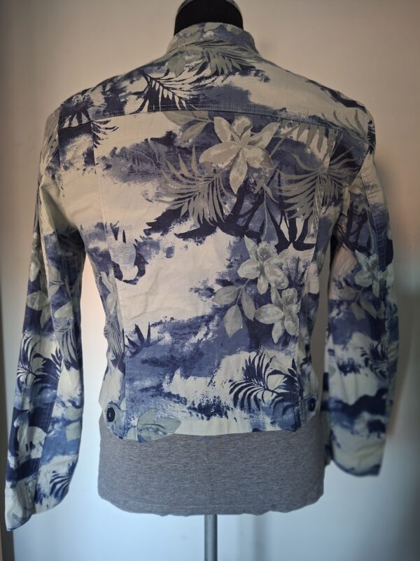 20260120_153708 Voglia denim jasje met tropische print blauw/groen - maat 38 (56.)