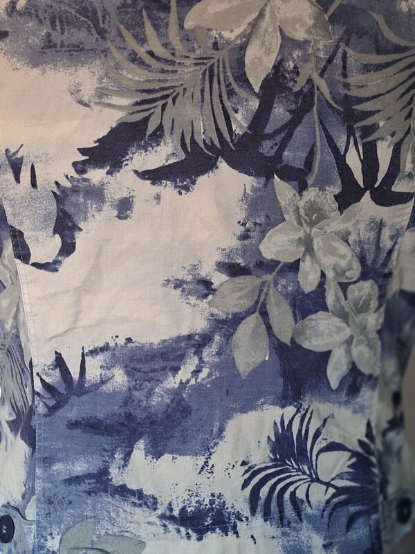 20260120_153712 Voglia denim jasje met tropische print blauw/groen - maat 38 (56.)