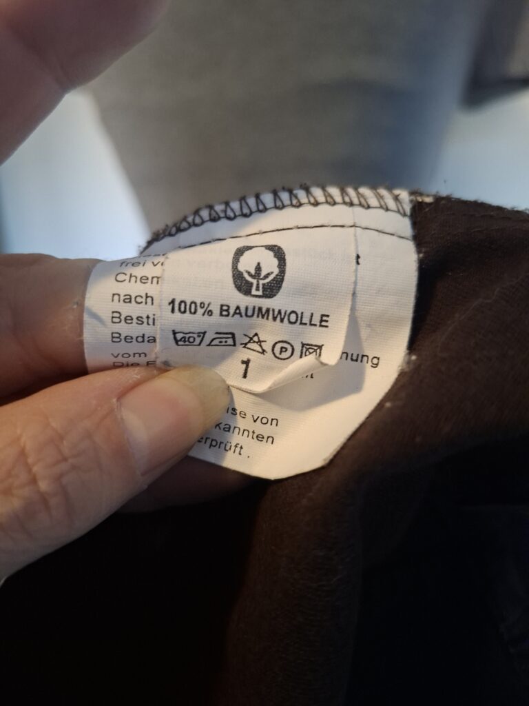 Camel donkerbruin mouwloos jasje met grote zakken - maat L (118.)