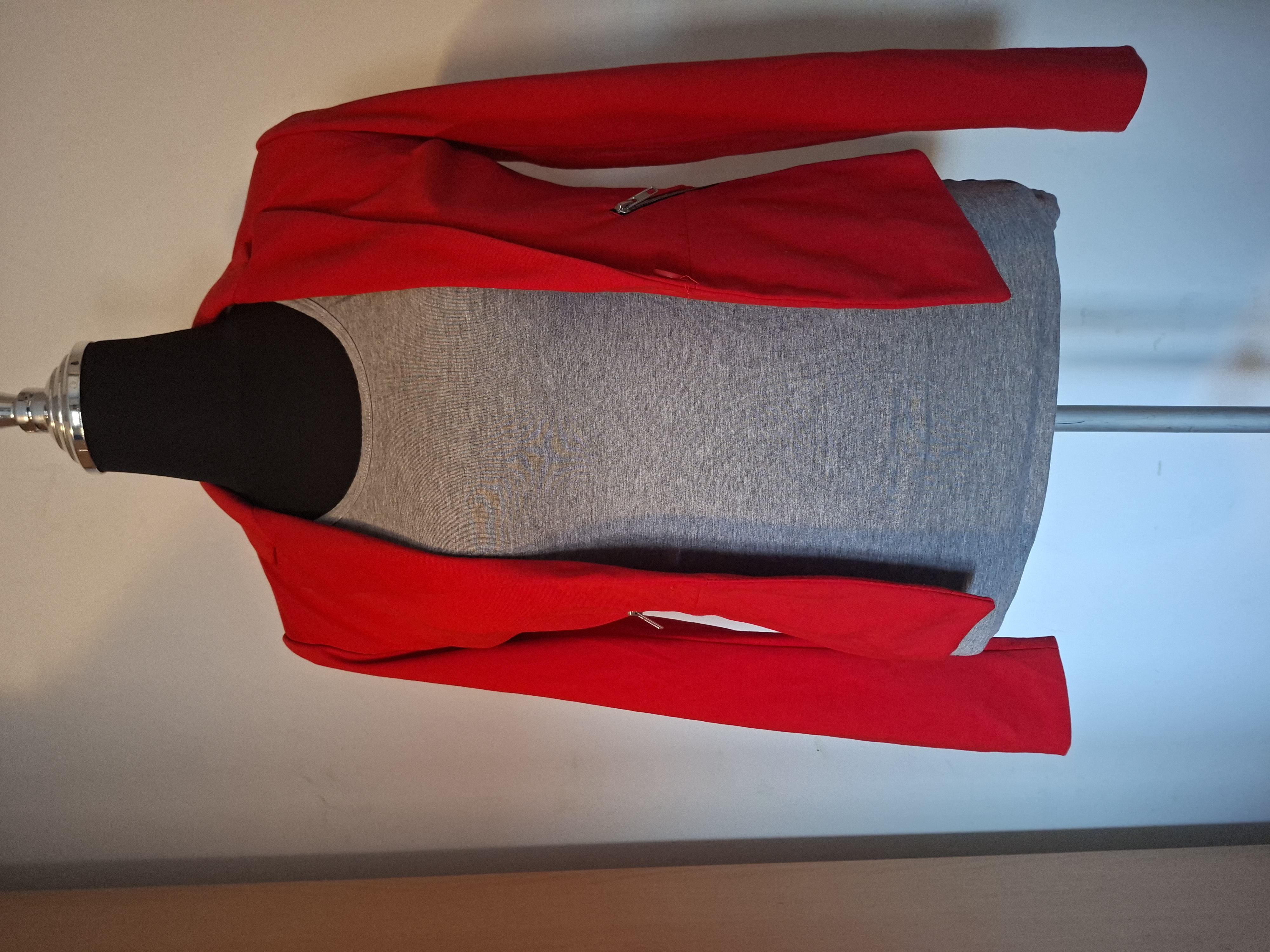 ONLY felrode blazer met ritsdetails - maat 36 (114.)