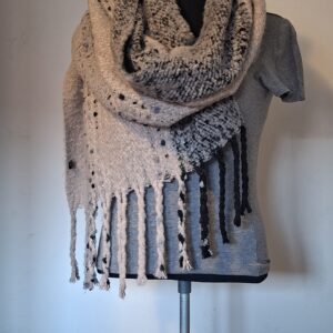 Beige grijs gebreide sjaal met franjes