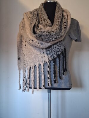 20260120_161242 Beige grijs gebreide sjaal met franjes