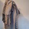 Beige grijs gebreide sjaal met franjes