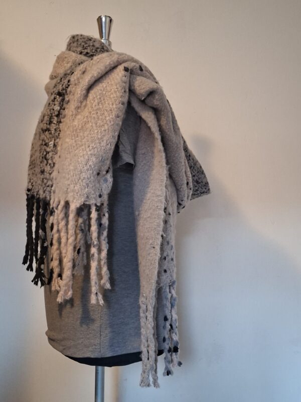 Beige grijs gebreide sjaal met franjes