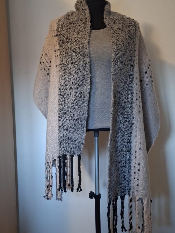 Beige grijs gebreide sjaal met franjes