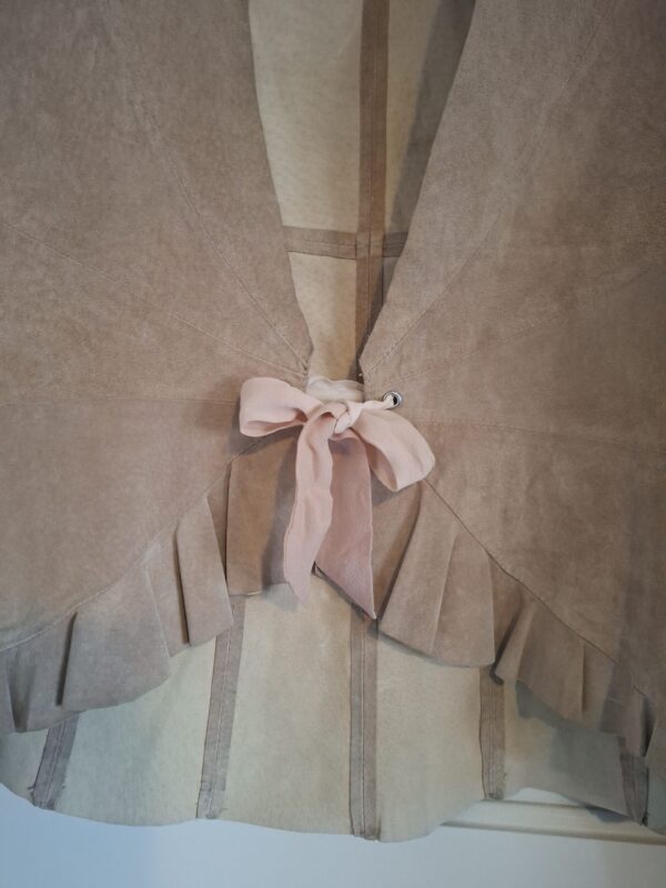 Nougat London echt suède jasje met ruches - maat 3 (127.)