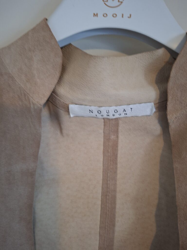 Nougat London echt suède jasje met ruches - maat 3 (127.)