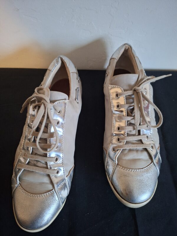 20260122_162416 AGL zilver/leverkleurige leren sneakers - maat 39 (24.)