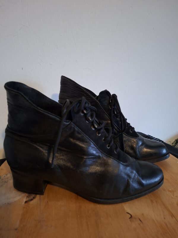Zwarte leren enkellaarsjes met veters - maat 38 (31.)