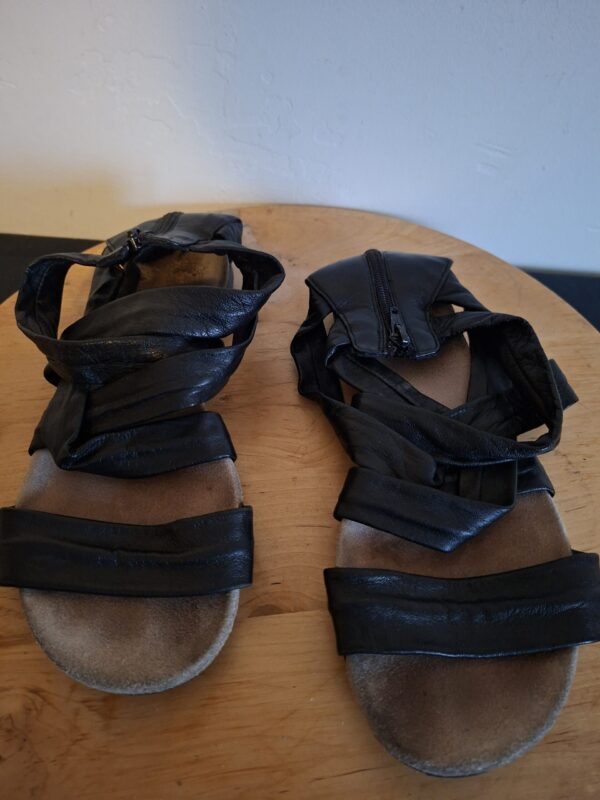 20260122_163744 Zwarte kalfsleren sandalen met rits - maat 37 (32.)