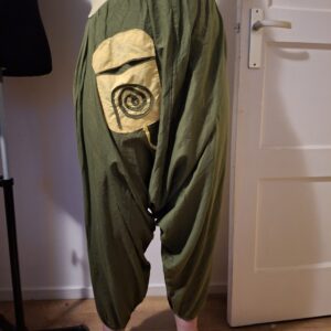 Groene harembroek met beige spiraal appliqués - maat M (129.)