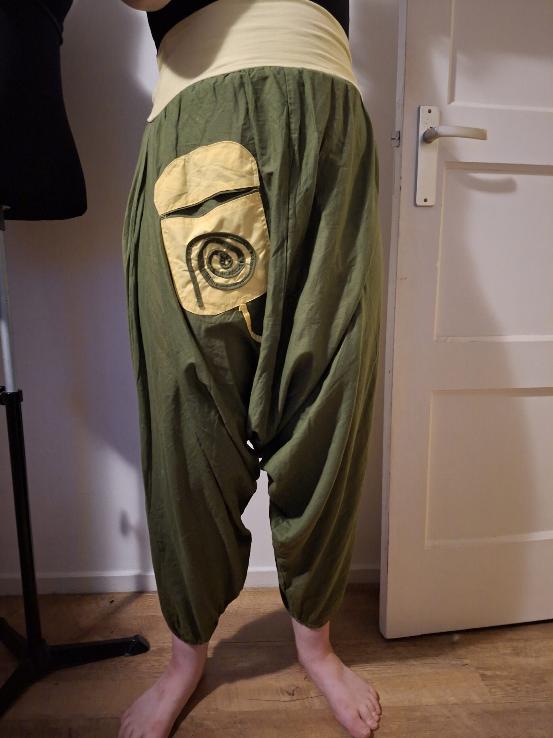 Groene harembroek met beige spiraal appliqués - maat M (129.)