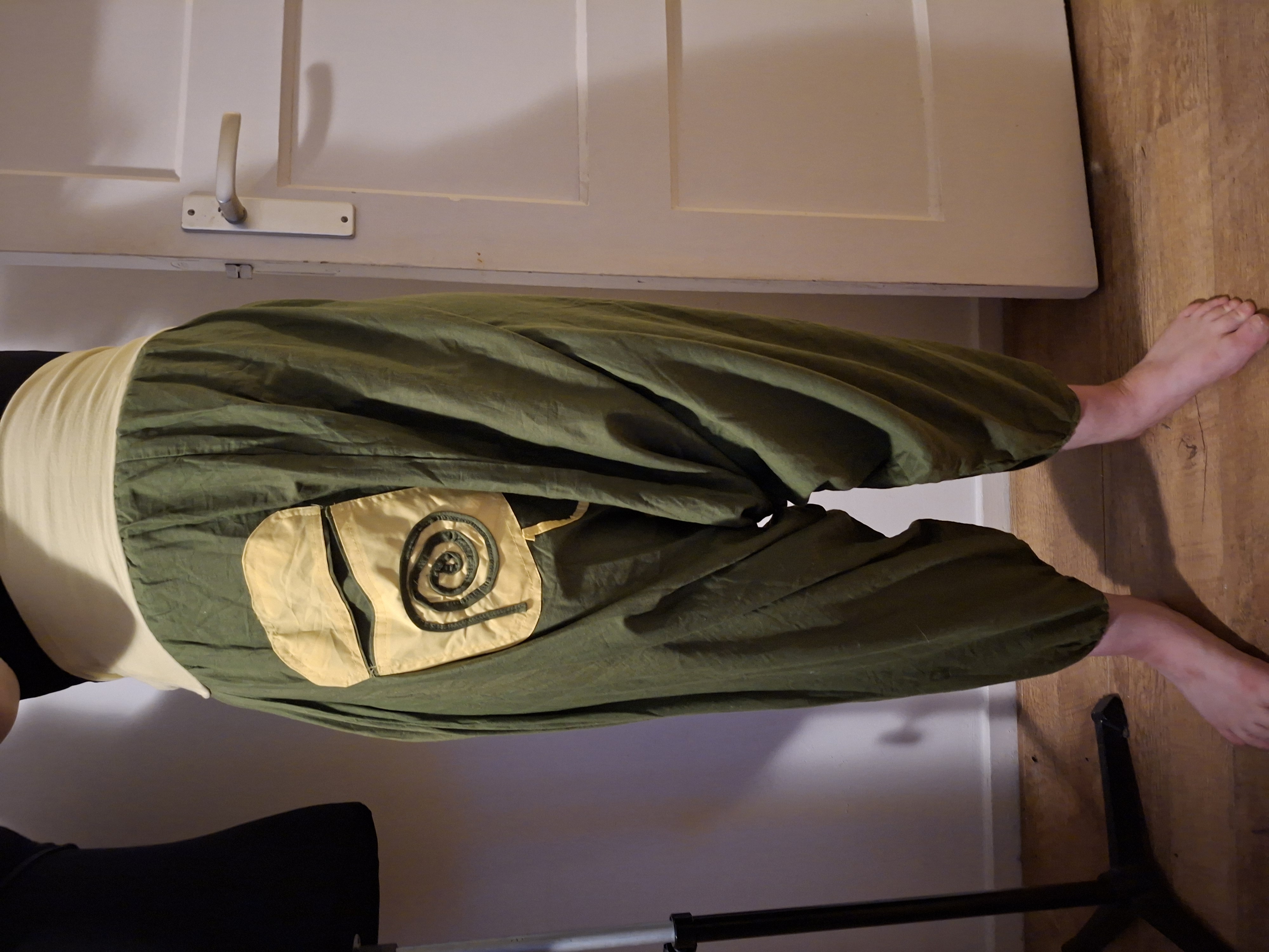 Groene harembroek met beige spiraal appliqués - maat M (129.)