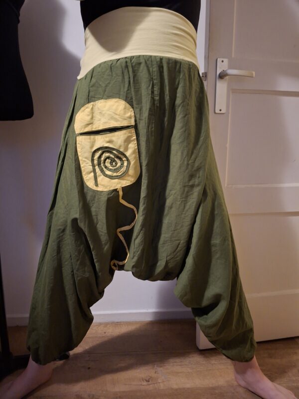 20260122_172852 Groene harembroek met beige spiraal appliqués - maat M (129.)