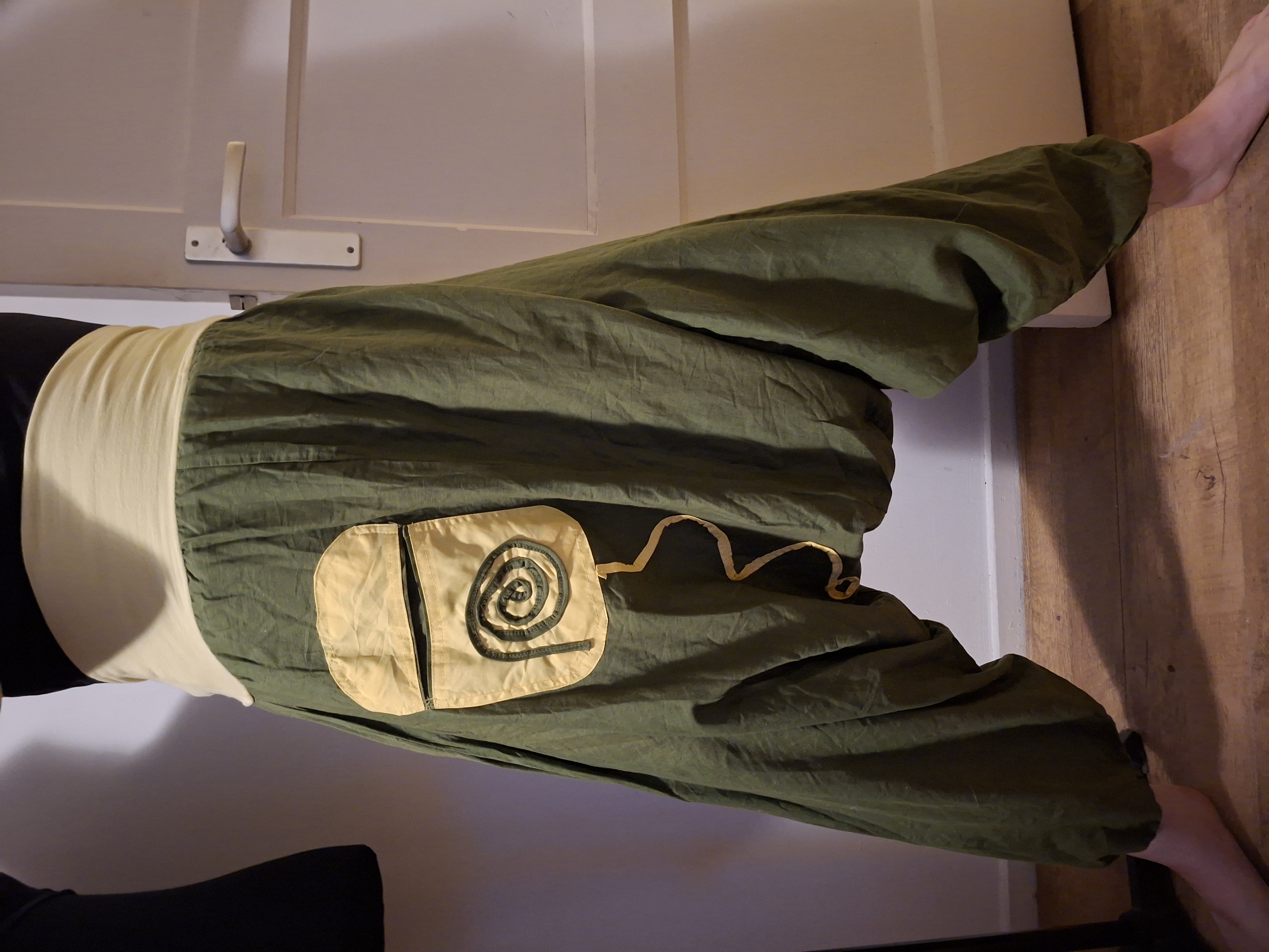 Groene harembroek met beige spiraal appliqués - maat M (129.)