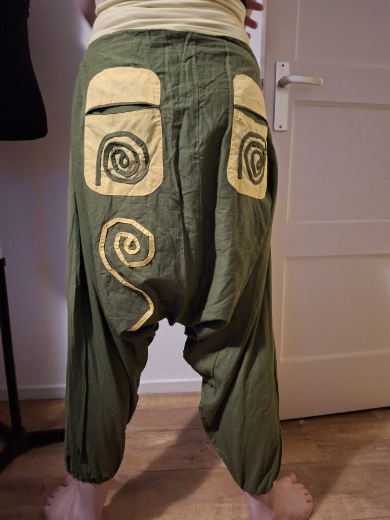 Groene harembroek met beige spiraal appliqués - maat M (129.)