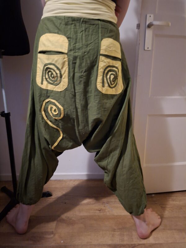 20260122_172906 Groene harembroek met beige spiraal appliqués - maat M (129.)
