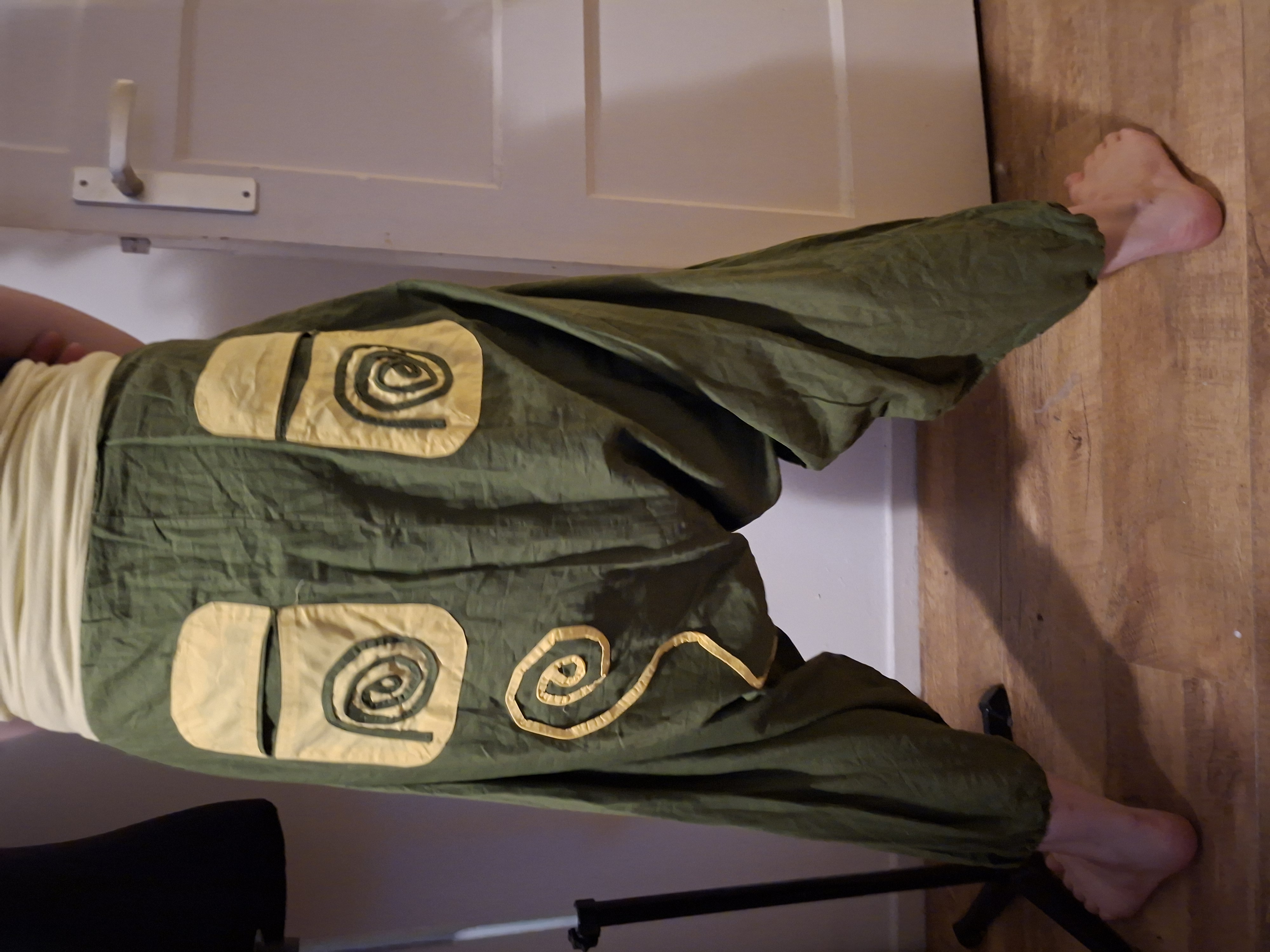 Groene harembroek met beige spiraal appliqués - maat M (129.)